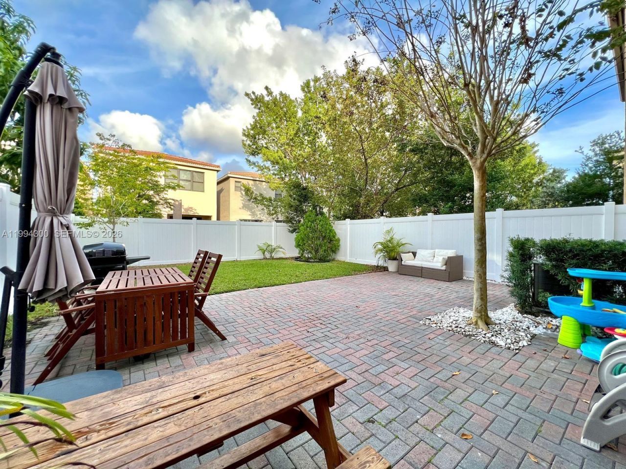 649 NE 191st St , Miami, FL 33179 Photo