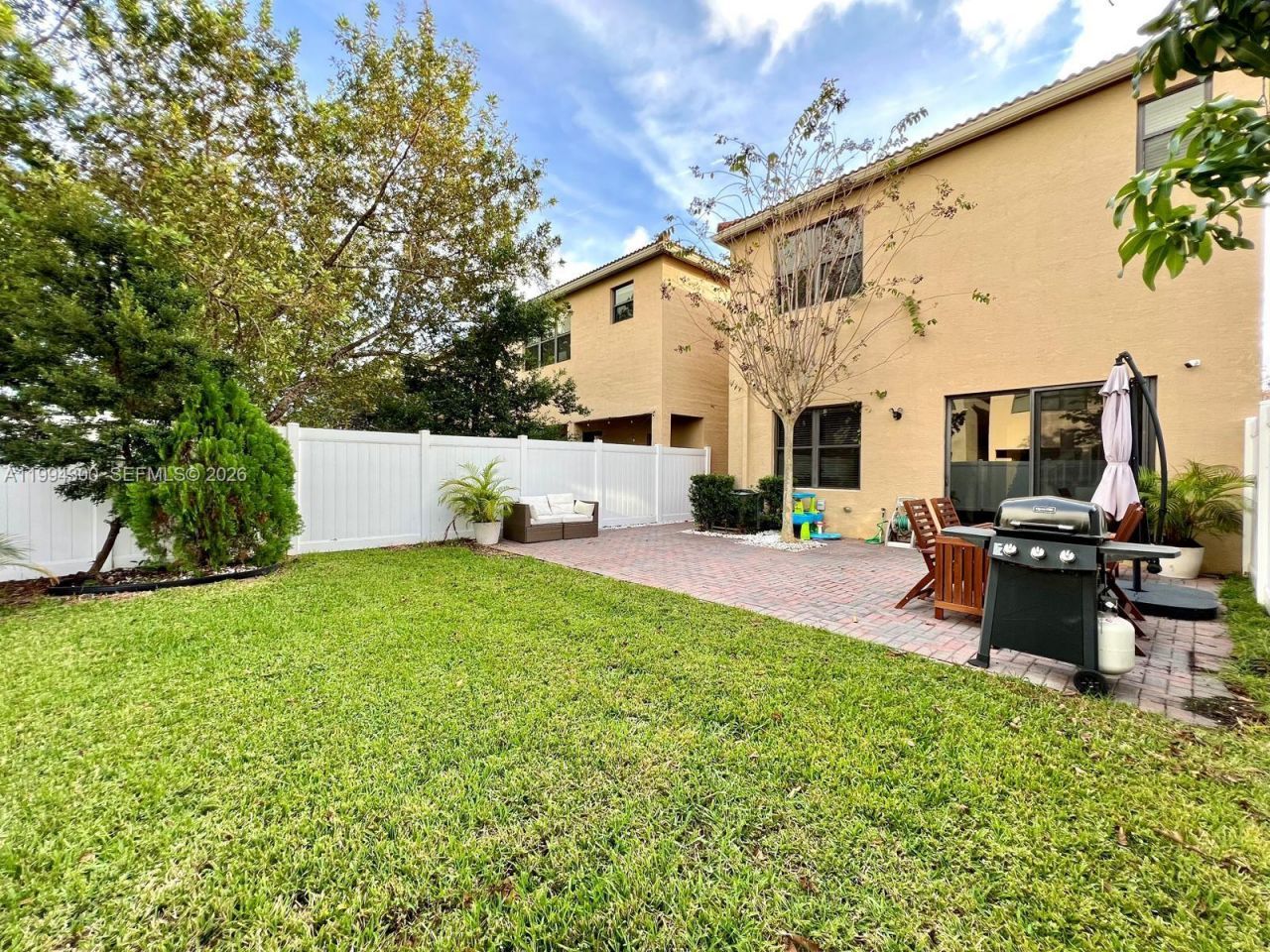 649 NE 191st St , Miami, FL 33179 Photo