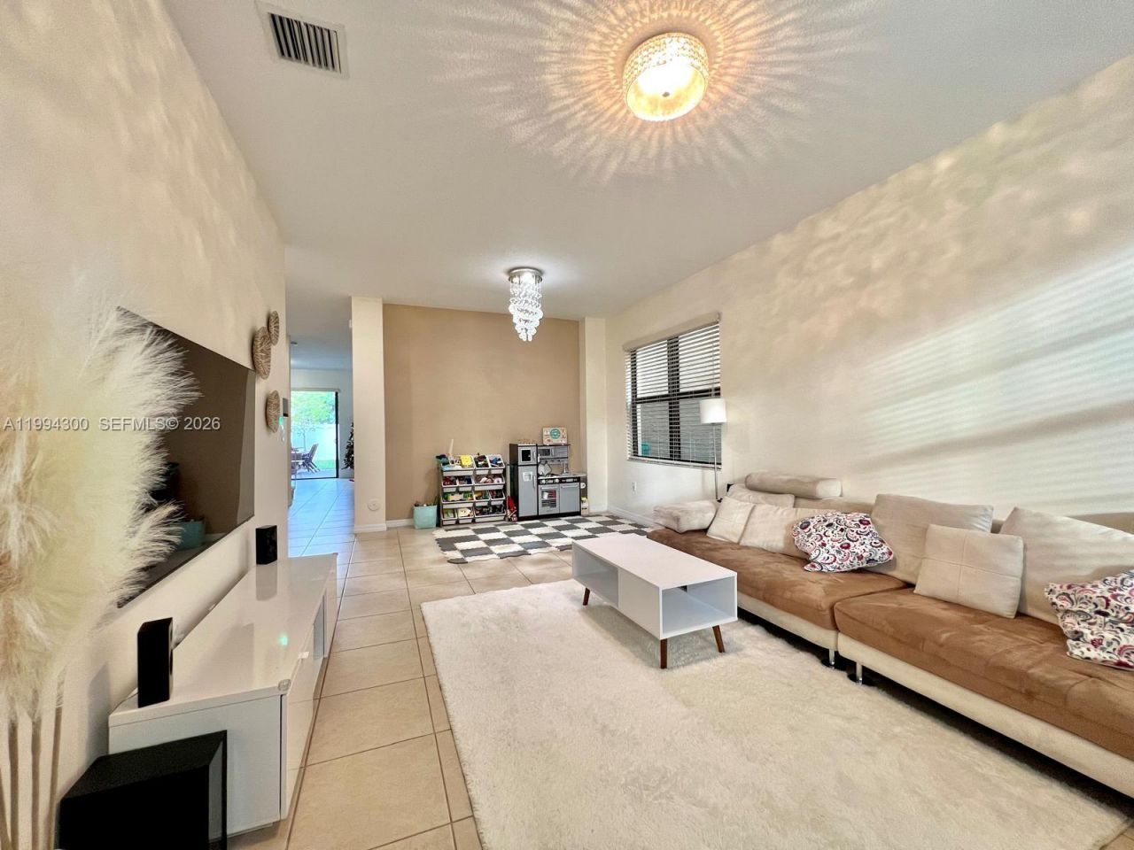 649 NE 191st St , Miami, FL 33179 Photo