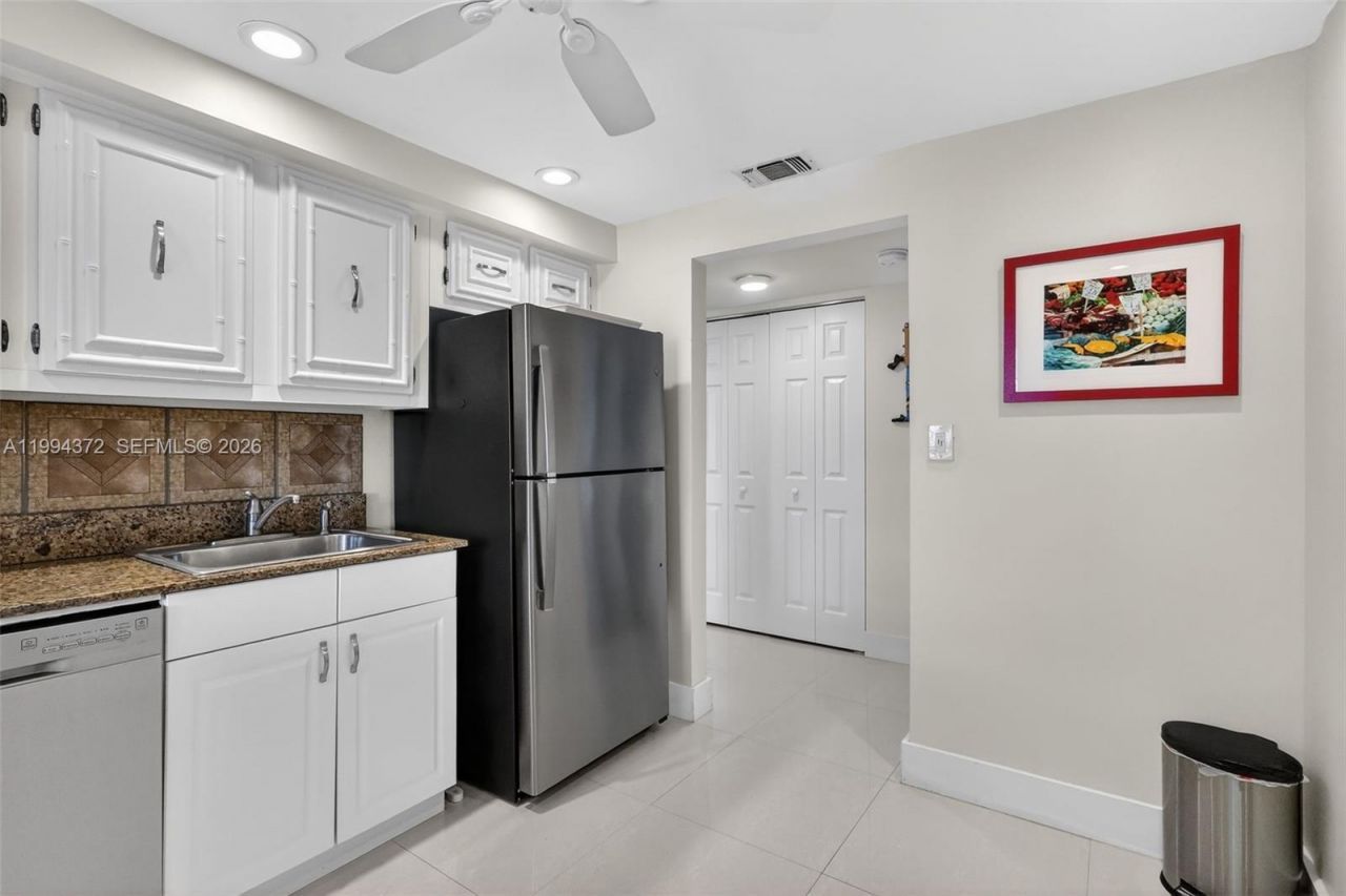 800 Parkview Dr , Unit 908, Hallandale Beach, FL 33009 Photo