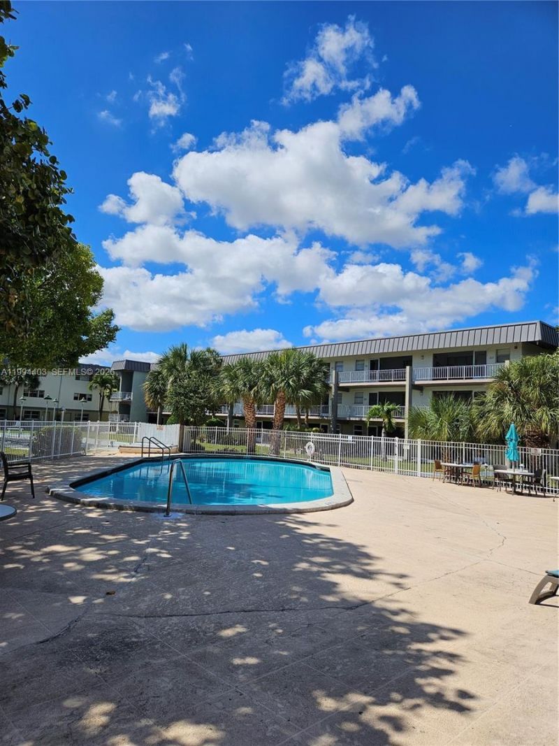 250 Layne Blvd, Unit 105, Hallandale Beach, FL 33009 Photo