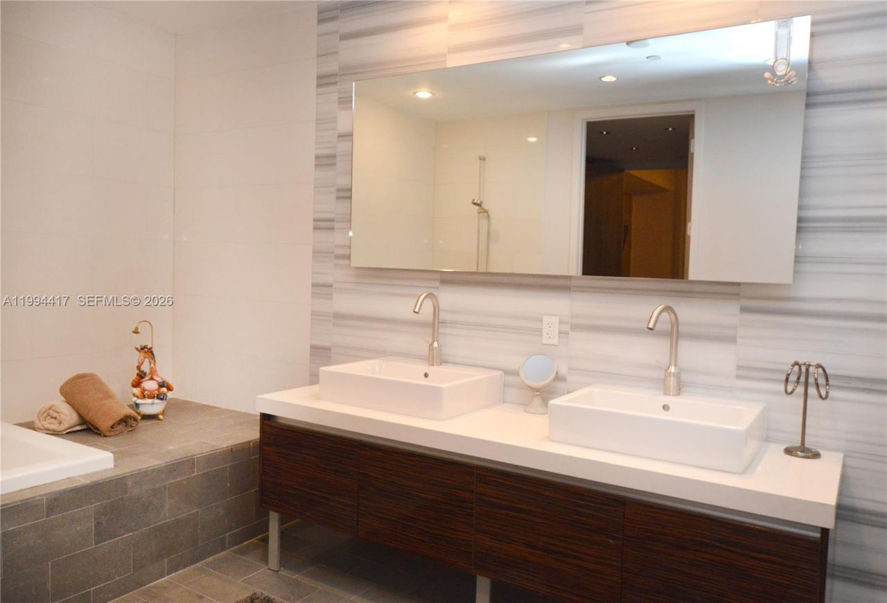 1100 Biscayne Blvd , Unit 6104, Miami, FL 33132 Photo