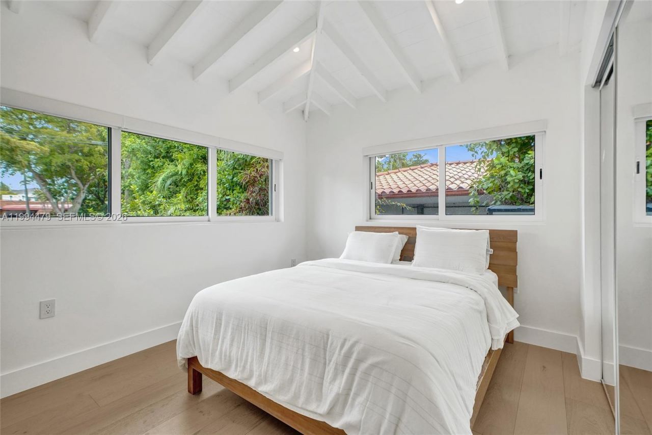 12478 N Bayshore Dr, North Miami, FL 33181 Photo