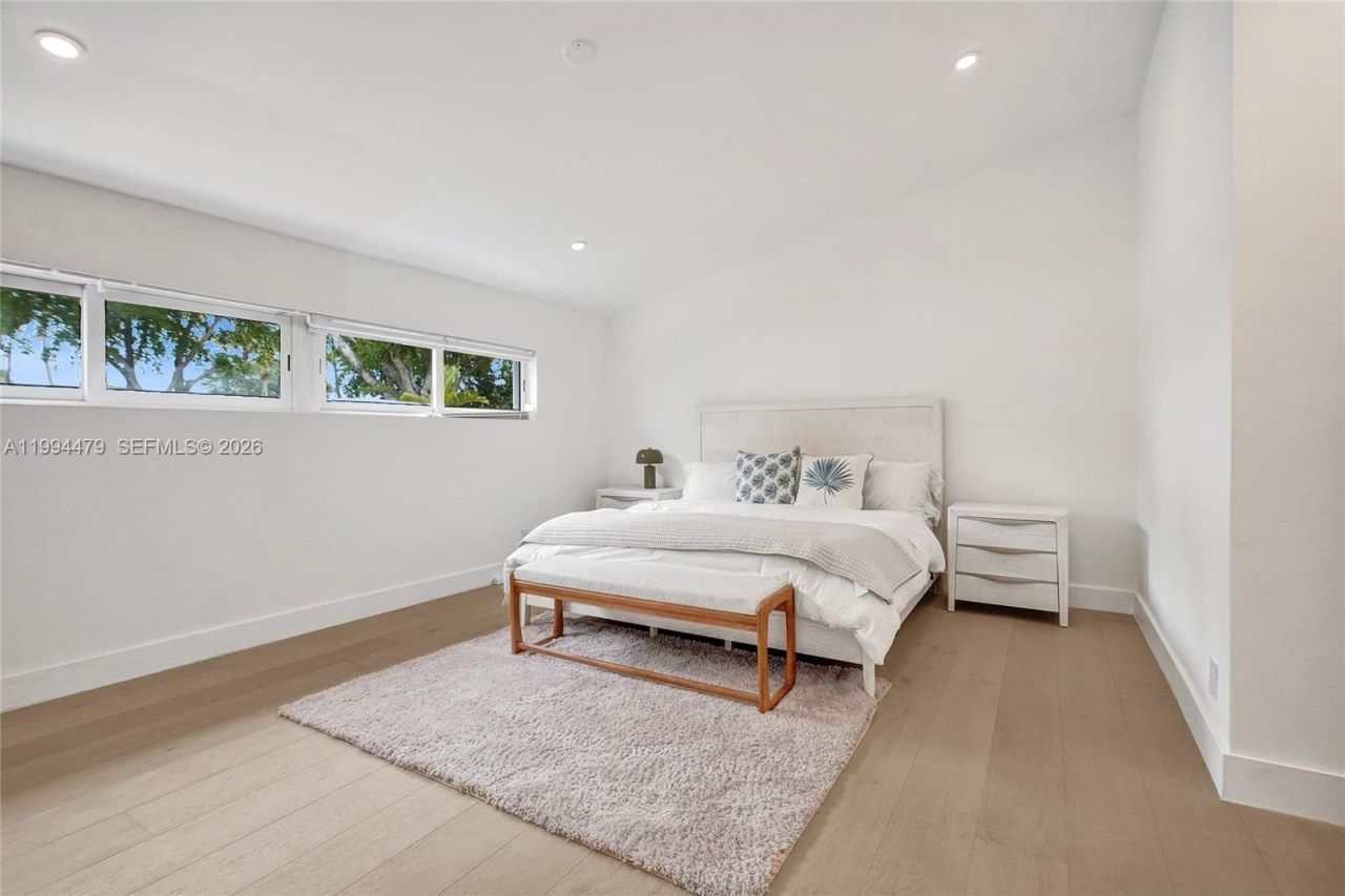 12478 N Bayshore Dr, North Miami, FL 33181 Photo