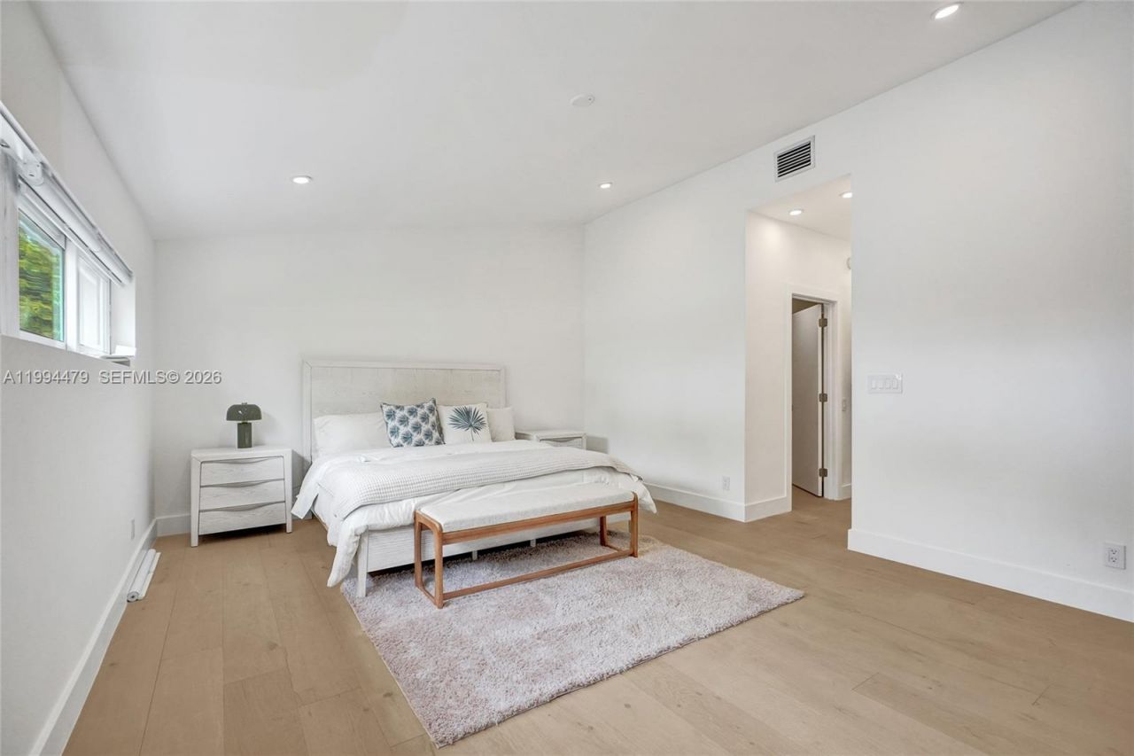 12478 N Bayshore Dr, North Miami, FL 33181 Photo