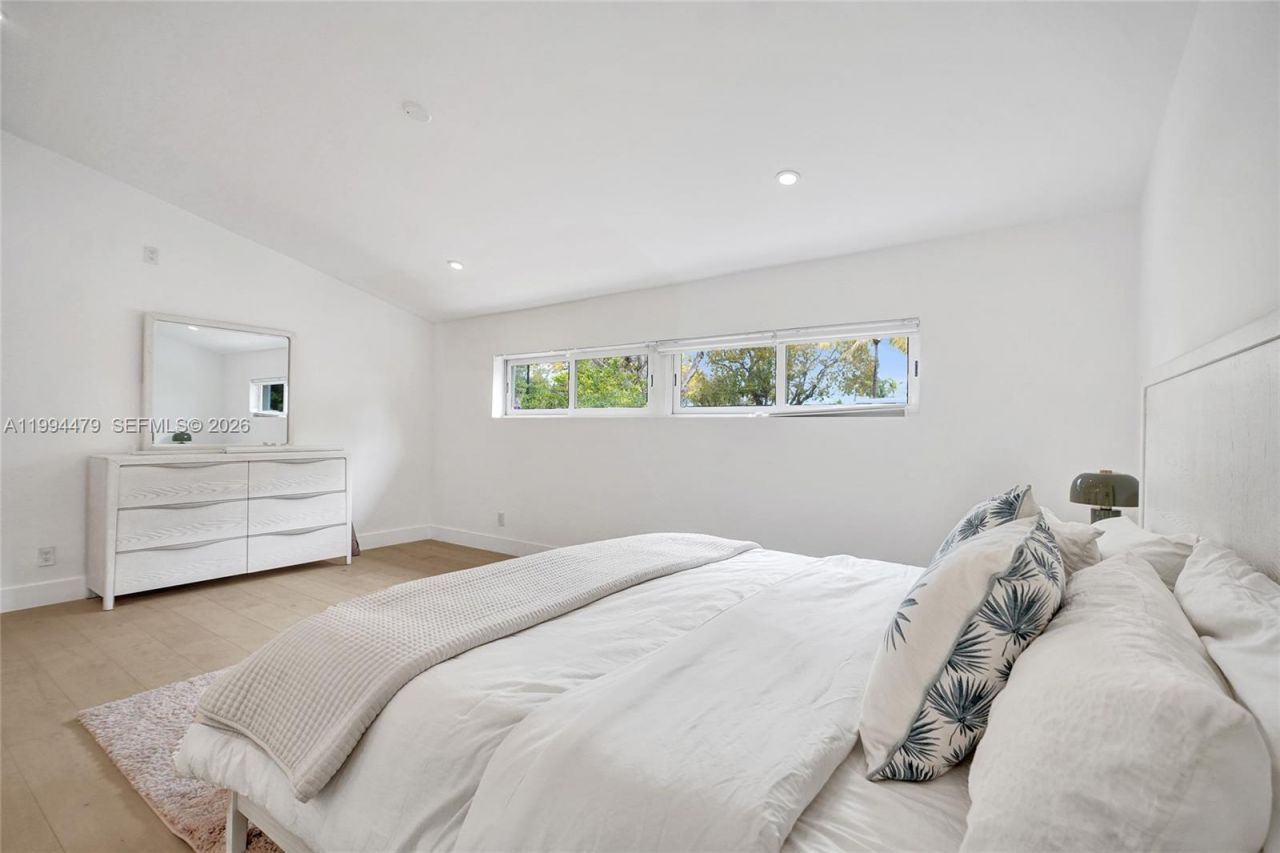 12478 N Bayshore Dr, North Miami, FL 33181 Photo