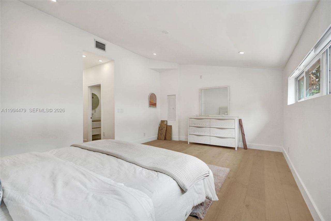 12478 N Bayshore Dr, North Miami, FL 33181 Photo