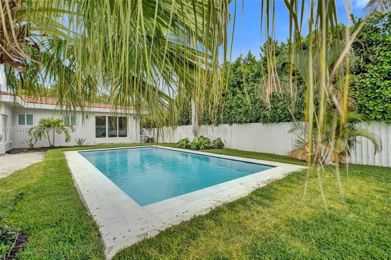 12478 N Bayshore Dr, North Miami, FL 33181 Photo