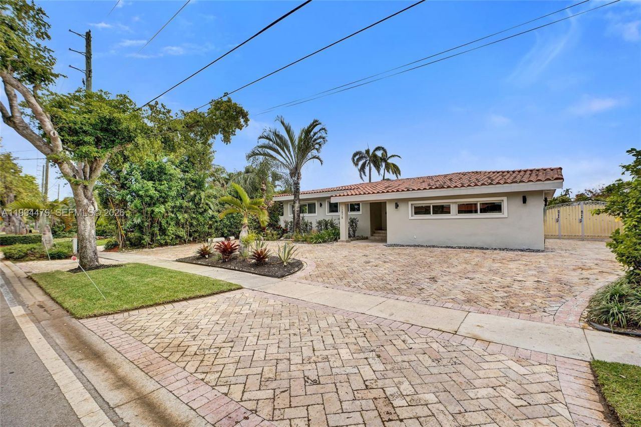 12478 N Bayshore Dr, North Miami, FL 33181 Photo