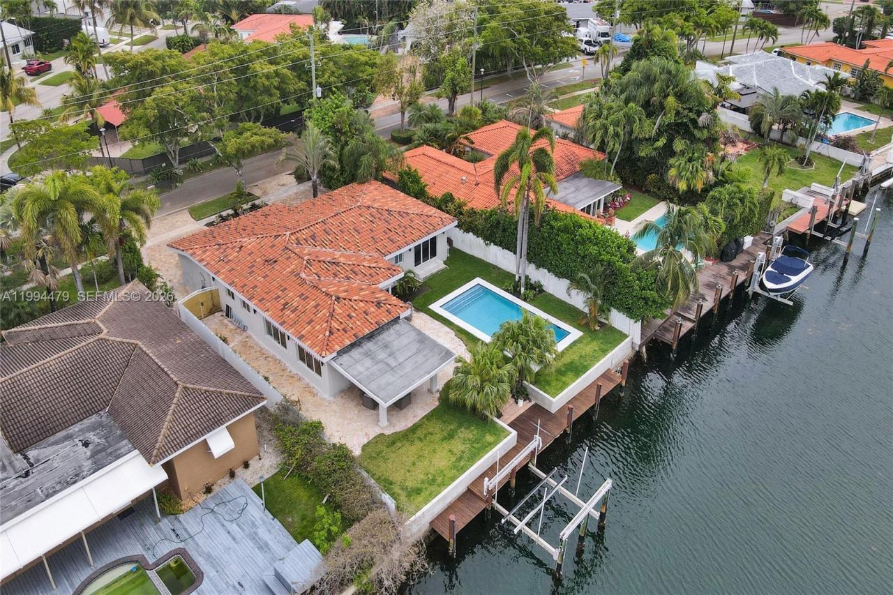 12478 N Bayshore Dr, North Miami, FL 33181 Photo