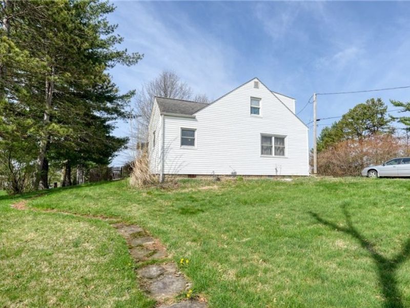 825 Friendship Drive, New Concord, OH 43762 Photo 3