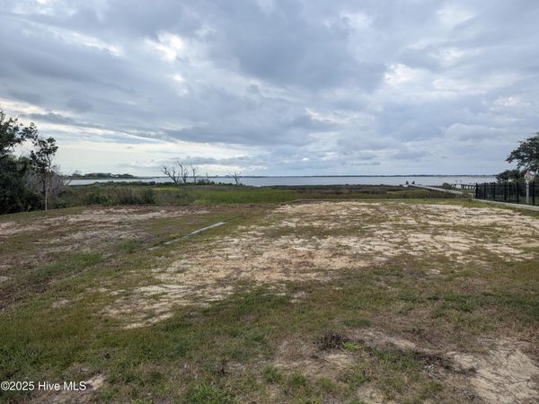 703 Cannonsgate Drive, Newport, NC 28570