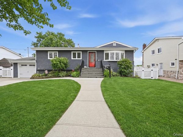 3965 Darby Lane , Seaford, NY 11783