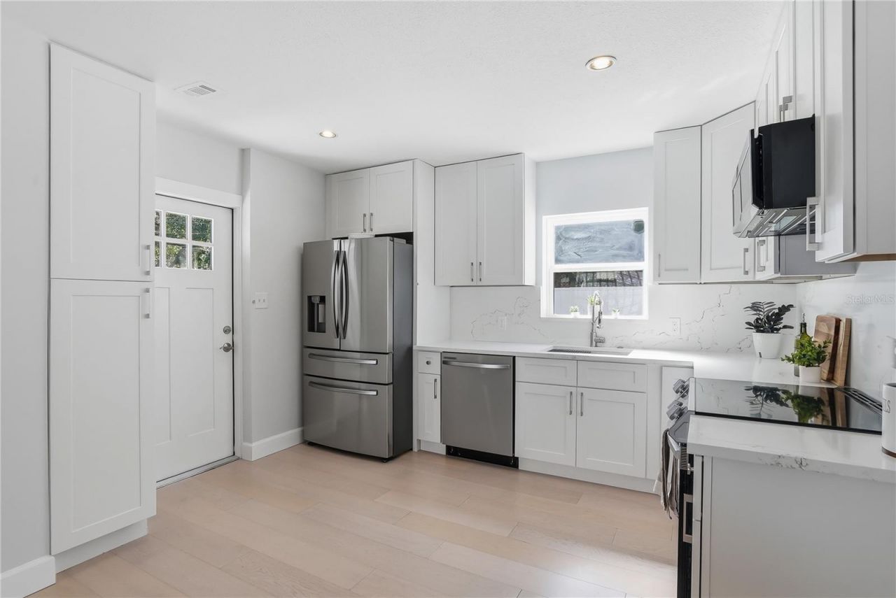 4043 Shore Acres Boulevard Ne, Saint Petersburg, FL 33703 Photo