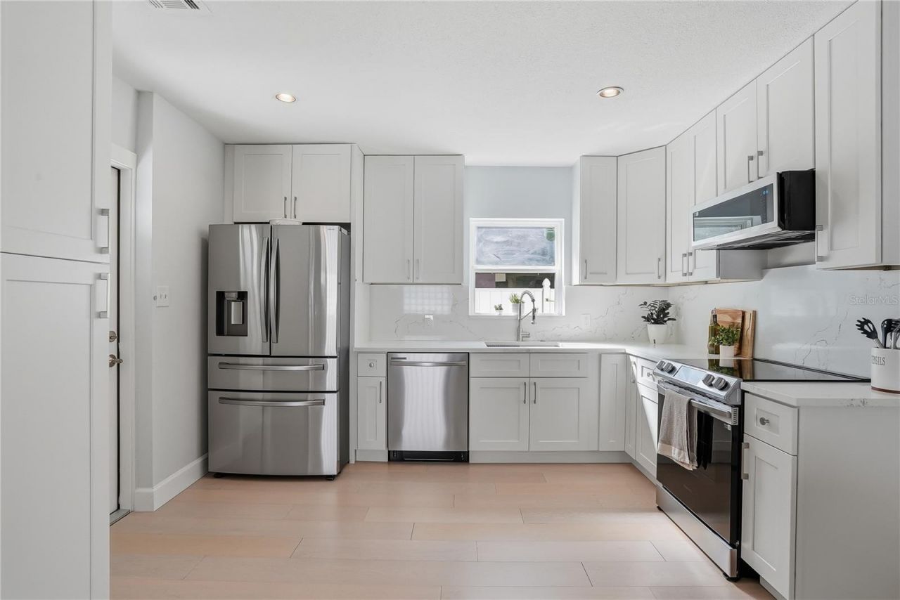 4043 Shore Acres Boulevard Ne, Saint Petersburg, FL 33703 Photo