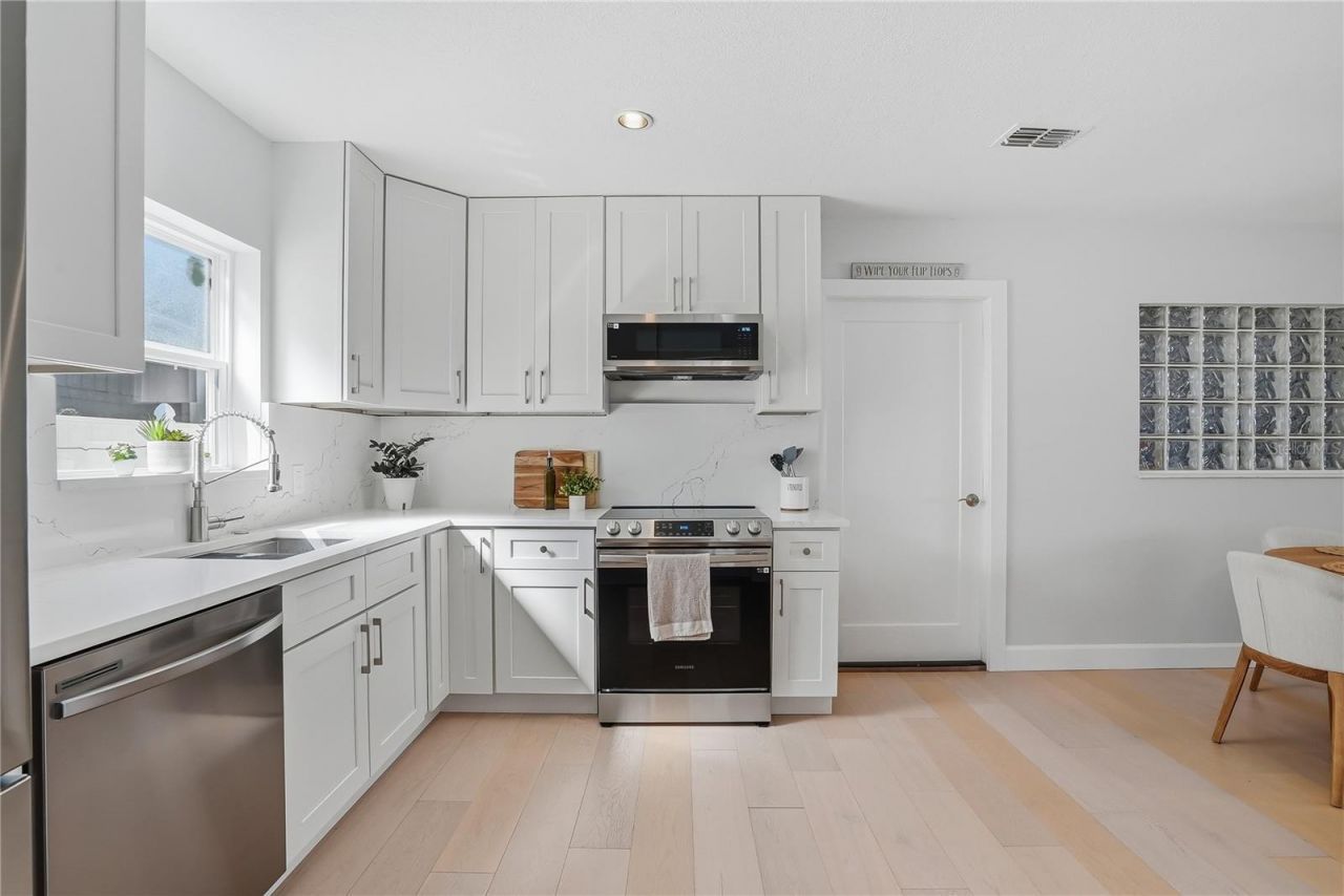 4043 Shore Acres Boulevard Ne, Saint Petersburg, FL 33703 Photo