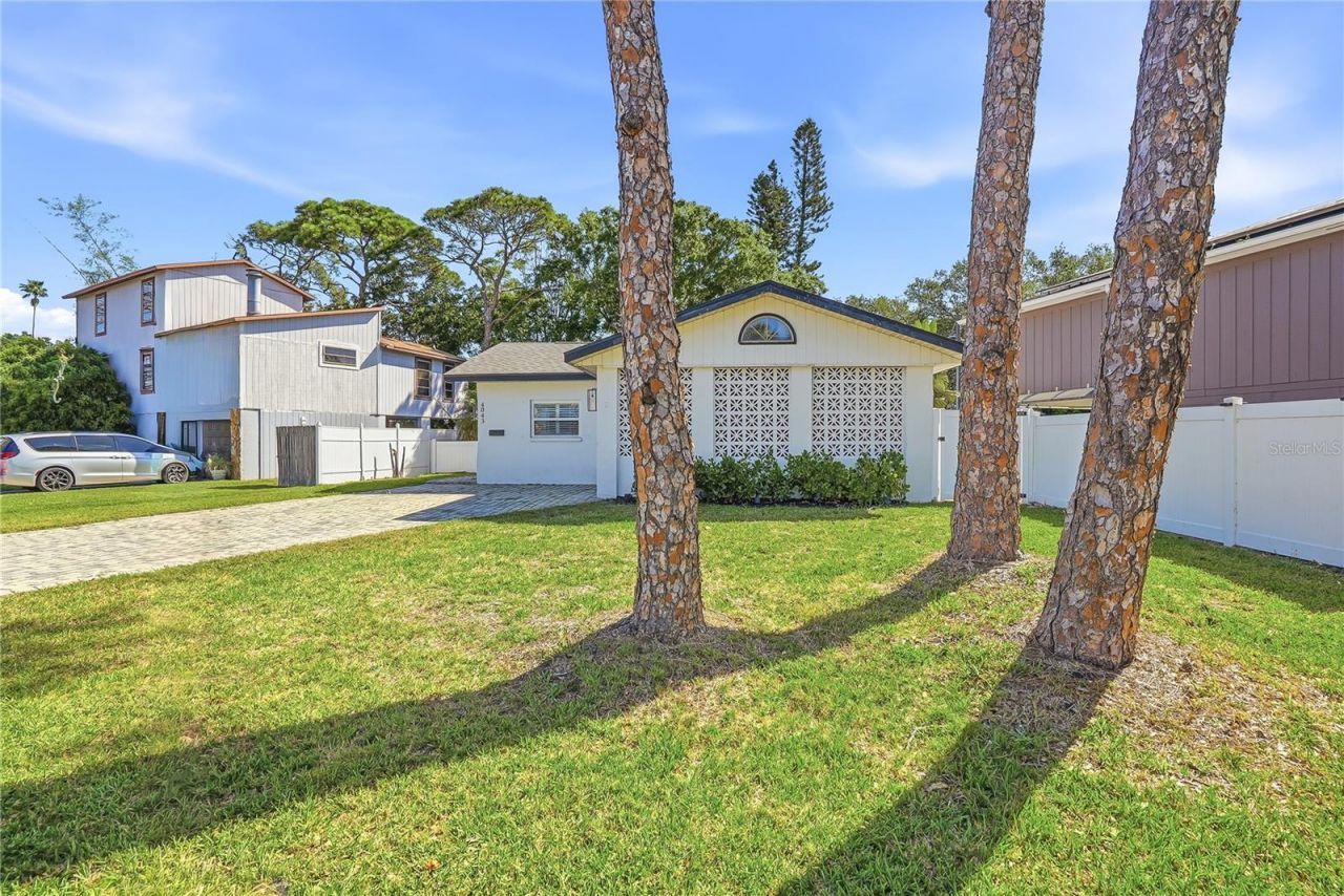 4043 Shore Acres Boulevard Ne, Saint Petersburg, FL 33703 Photo