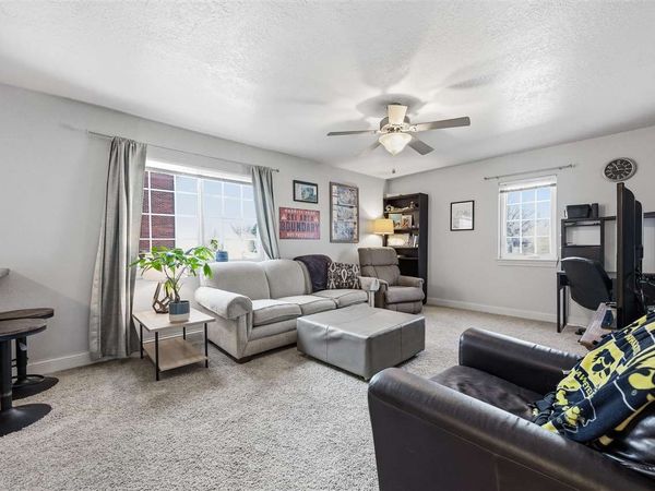 200 Grandview Ct, Unit 205, Iowa City, IA 52246