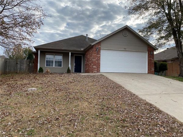 818 S Eastview Drive , Fayetteville, AR 72701