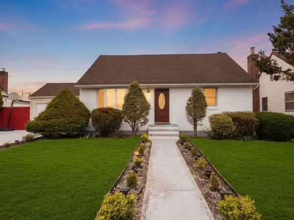 21 Linden Boulevard , Hicksville, NY 11801