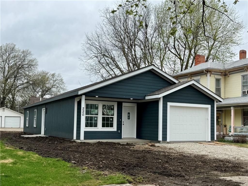 220 S Locust Street, Ottawa, KS 66067 Main Photo