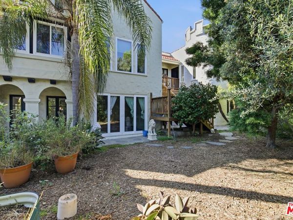 1307 S Longwood Avenue, Los Angeles, CA 90019