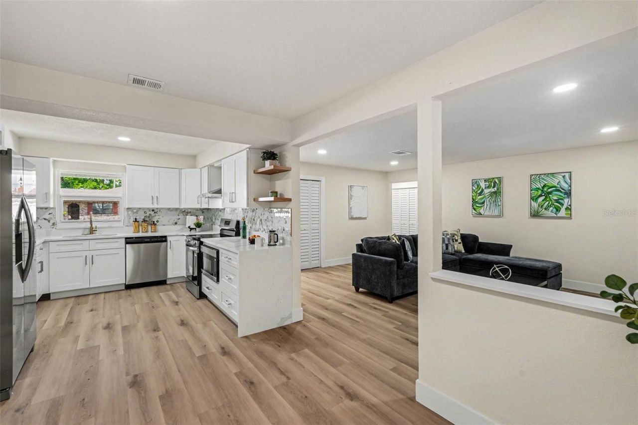 707 Queens Court, Seffner, FL 33584 Photo