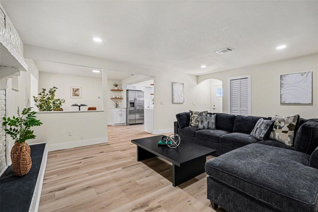 707 Queens Court, Seffner, FL 33584 Photo