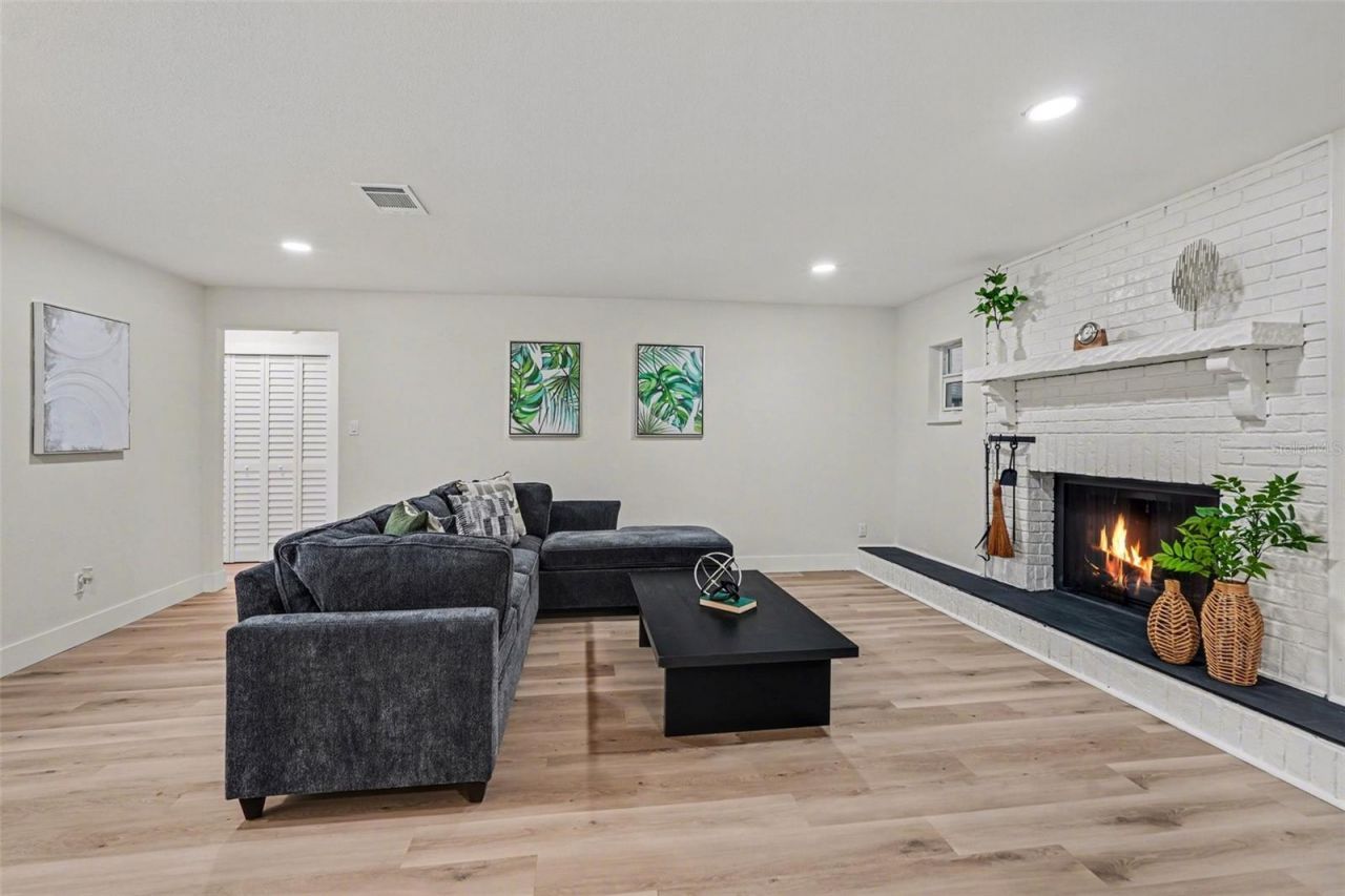 707 Queens Court, Seffner, FL 33584 Photo