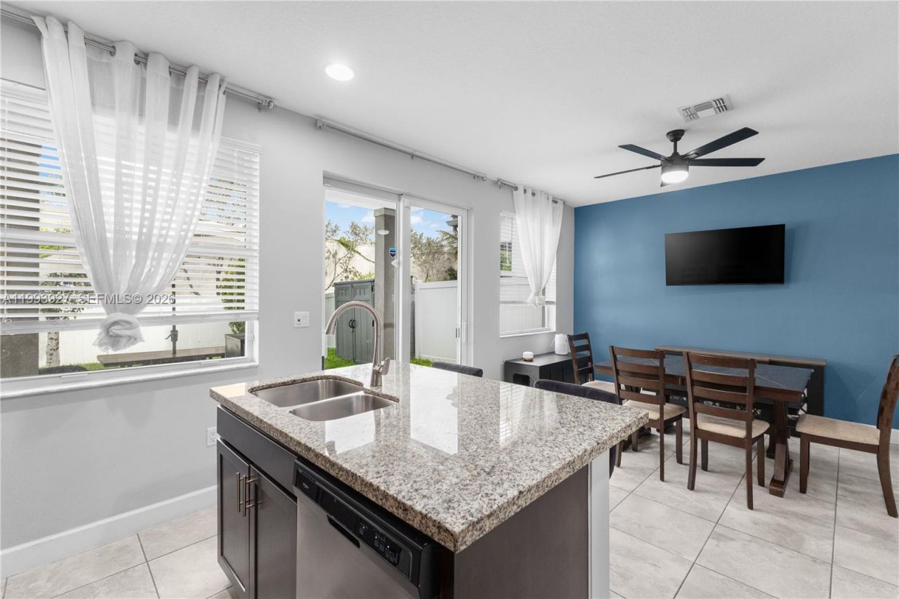 4813 NW 48th Ter , Tamarac, FL 33319 Photo