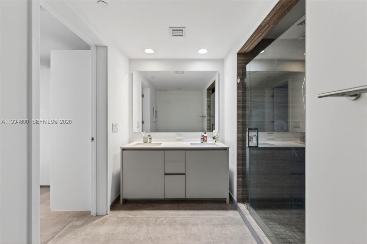 1010 Brickell Av, Unit 4203, Miami, FL 33131 Photo