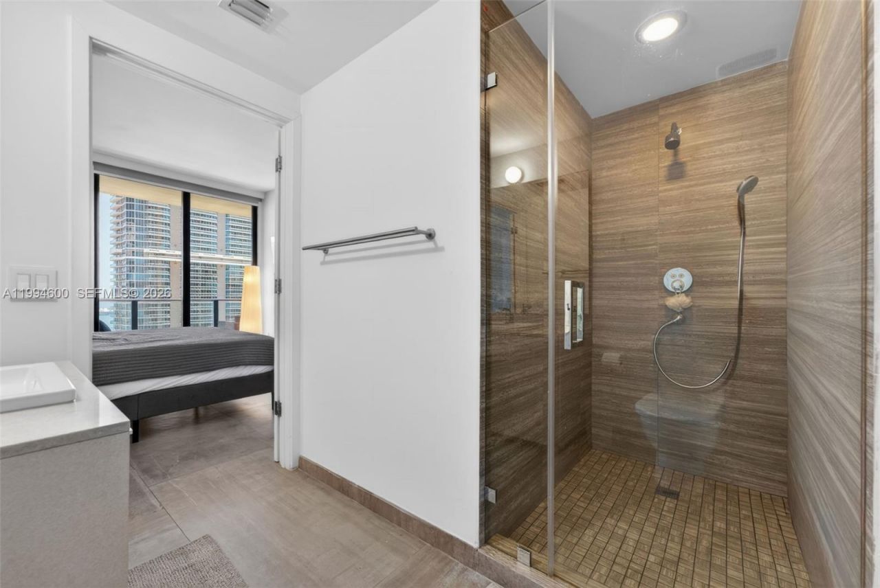 1010 Brickell Av, Unit 4203, Miami, FL 33131 Photo