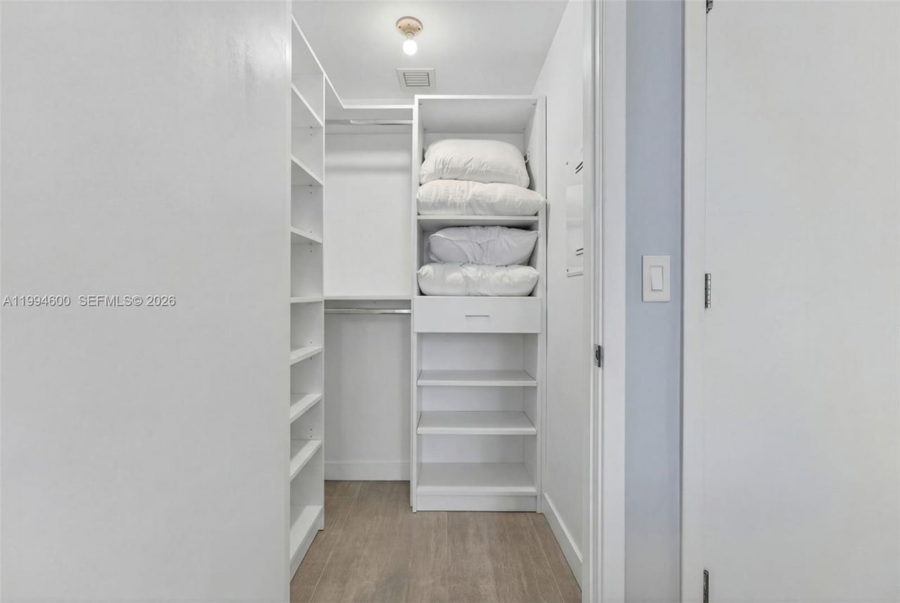 1010 Brickell Av, Unit 4203, Miami, FL 33131 Photo