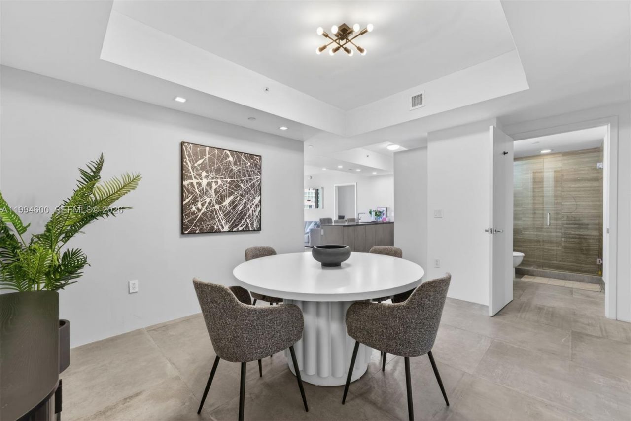 1010 Brickell Av, Unit 4203, Miami, FL 33131 Photo