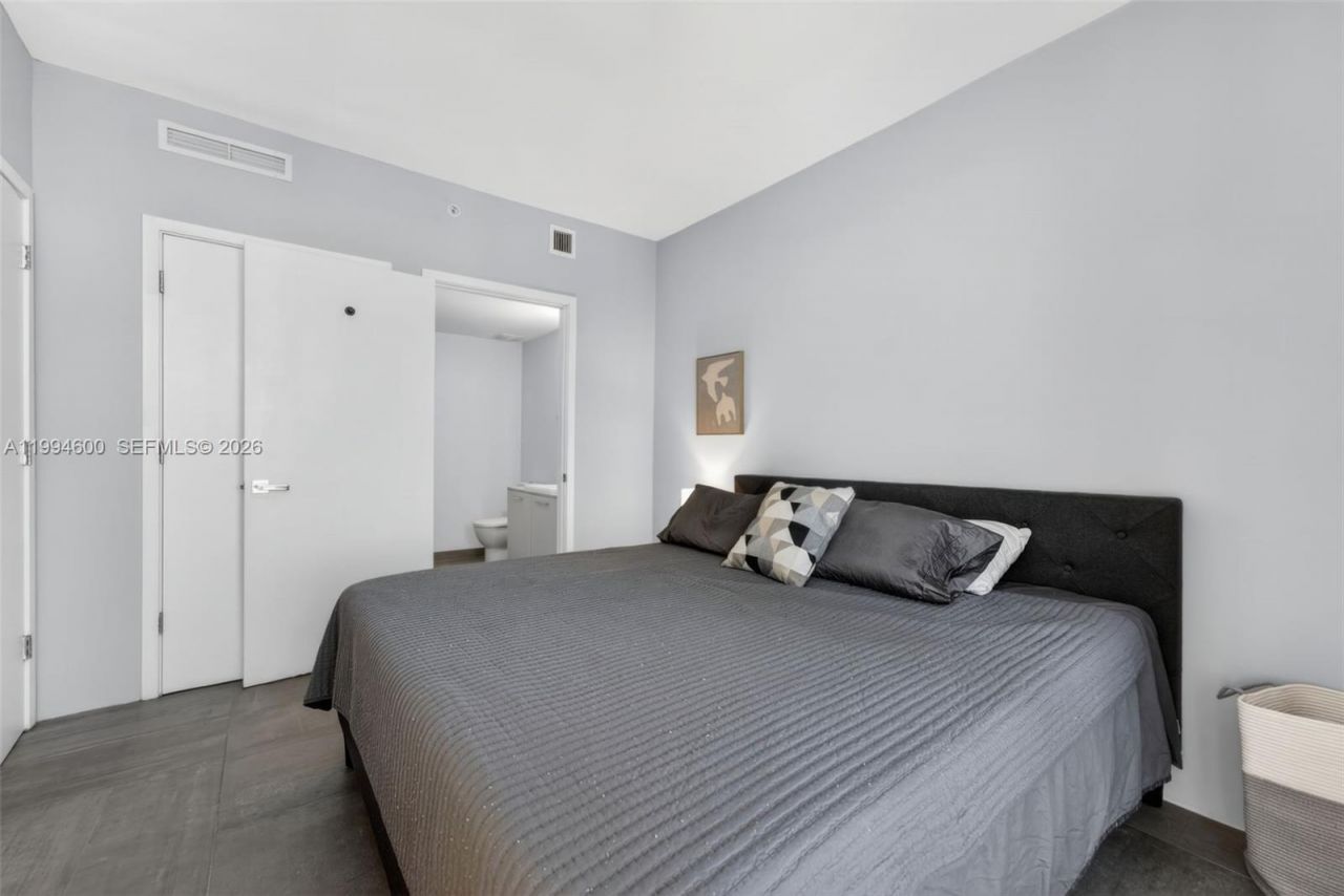 1010 Brickell Av , Unit 4203, Miami, FL 33131 Photo