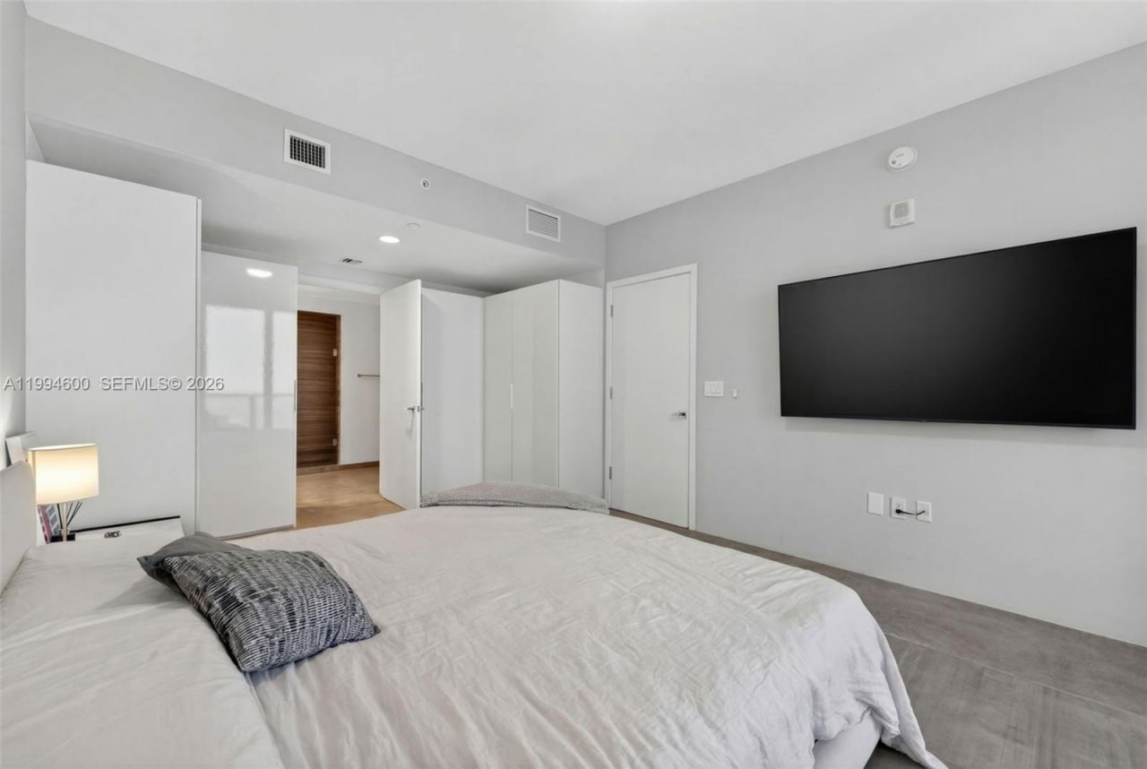 1010 Brickell Av , Unit 4203, Miami, FL 33131 Photo