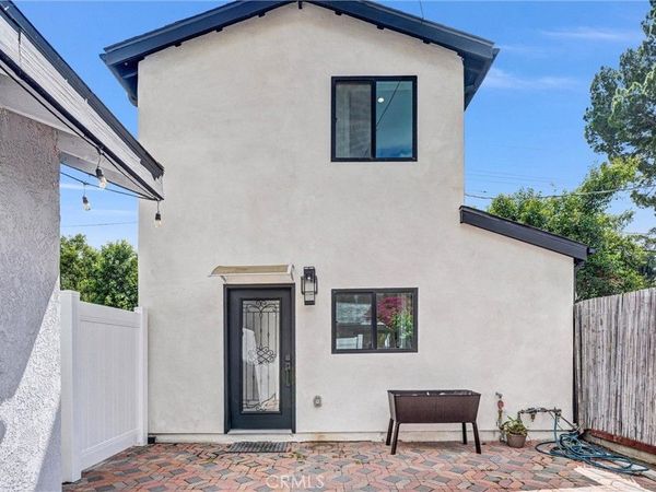 22022 Buena Ventura, Woodland Hills, CA 91364