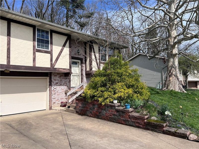 919 Chelsea Drive, Dover, OH 44622 Photo 2