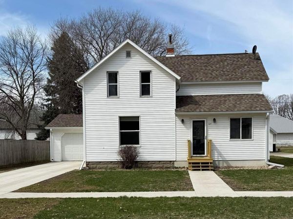 121 S Hamburg St., Holstein, IA 51025