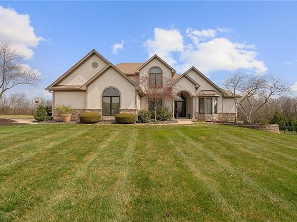 25002 Woodland Circle, Lee's Summit, MO 64086