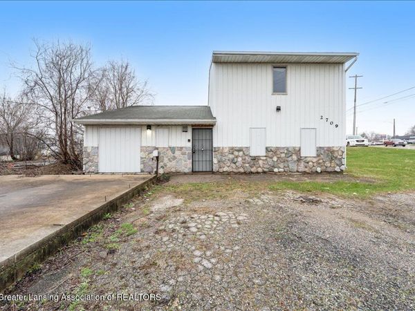 2709 N Grand River Avenue, Lansing, MI 48906