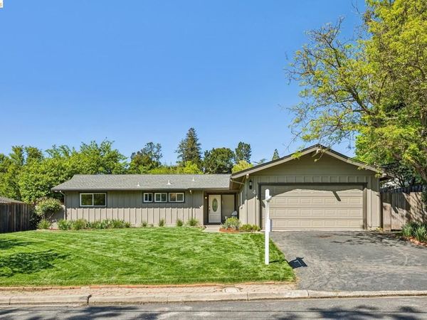 4 Camelford Ct, Moraga, CA 94556