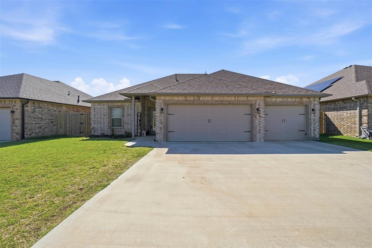 206 NW Granite Ave, Cache, OK 73527 Main Photo