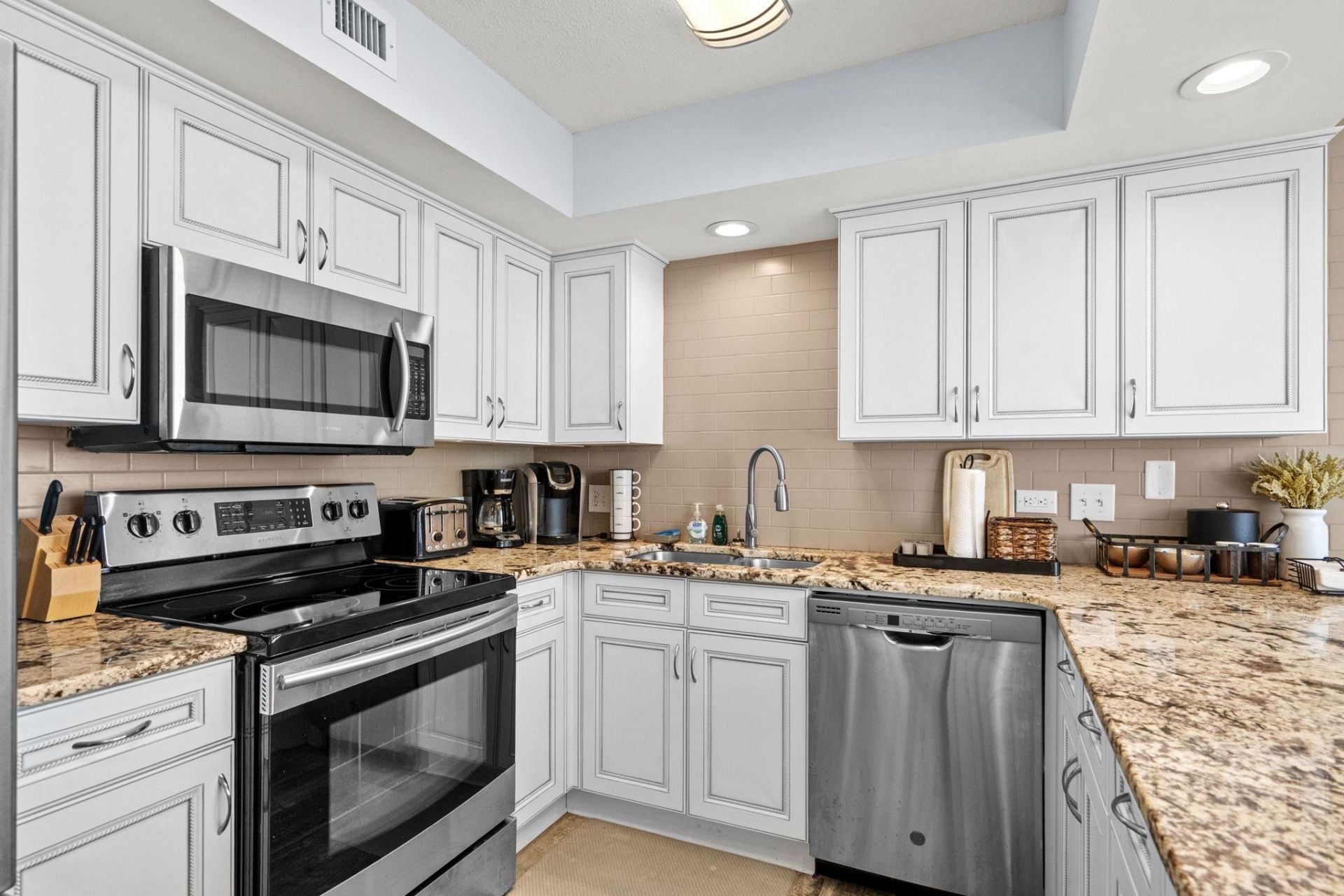 8560 Queensway Blvd. Photo 12