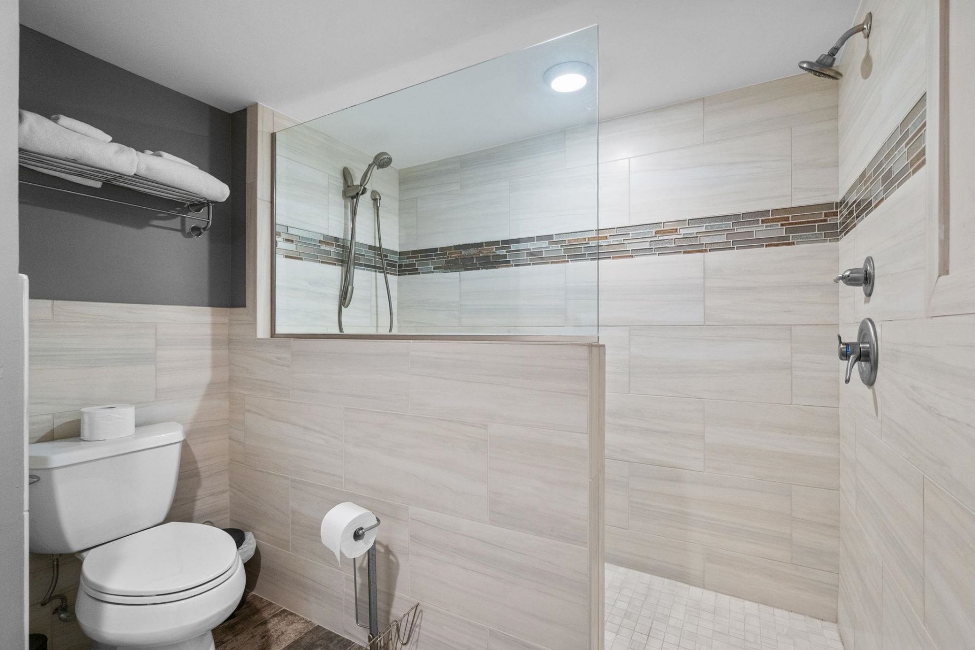 8560 Queensway Blvd. Photo 22