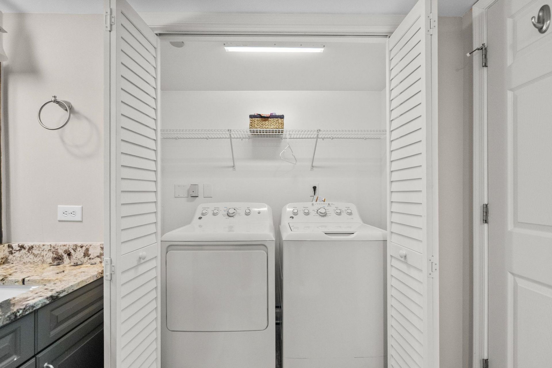 8560 Queensway Blvd. Photo 26