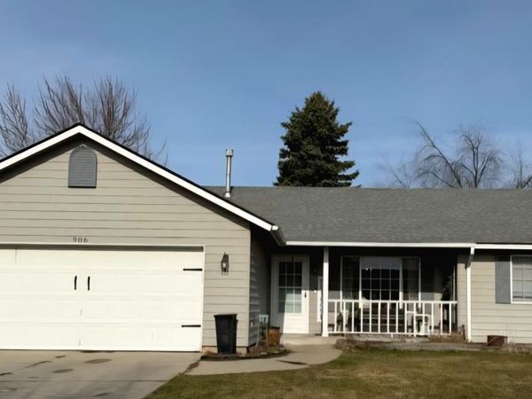 906 E Glacier Peak Dr , Post Falls, ID 83854