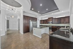 914 Bluffview Dr. photo 4