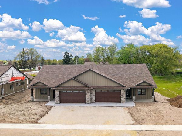 1060 Legend Lane, River Falls, WI 54022