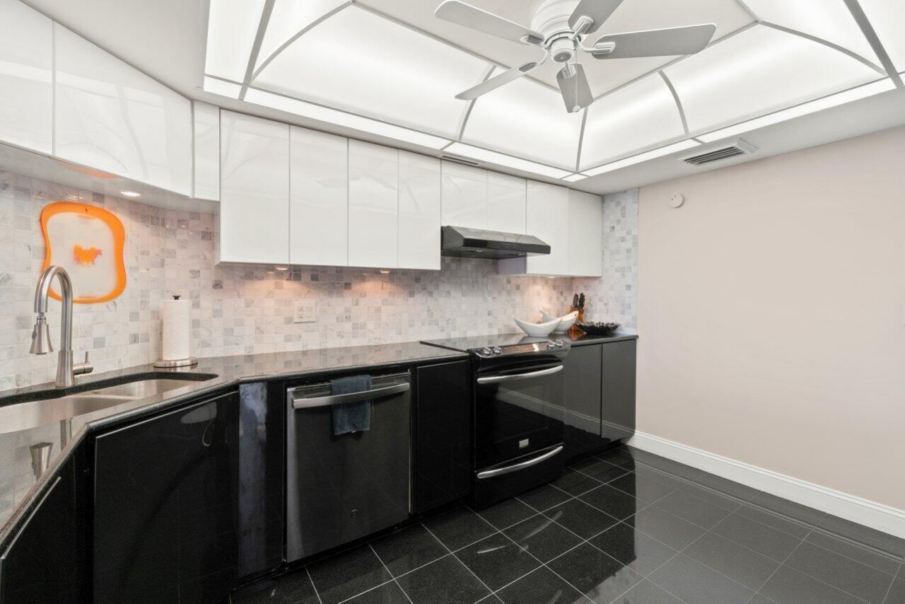 2400 Presidential Way, Unit 1906, West Palm Beach, FL 33401 Photo